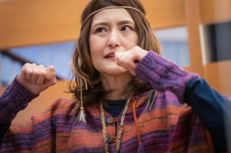 「私は串からそのまま嚙みちぎって…」と驚異の顎力を解説するアンジェラ