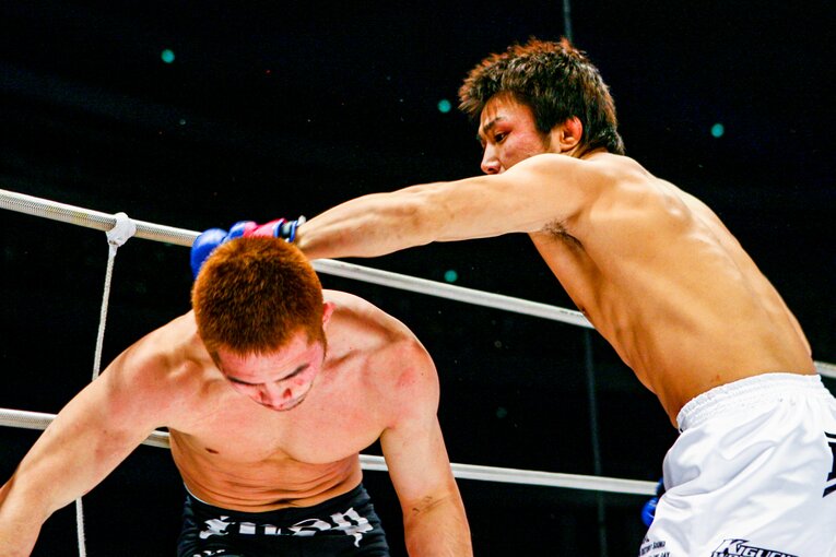 膝から崩れ落ちるマッハ