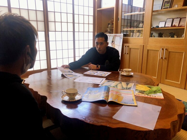 地元農家の話を真剣に聞く徳永