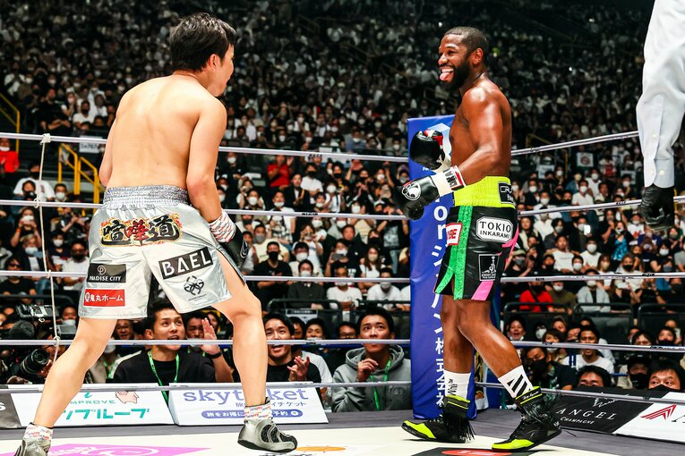 舌を出して朝倉未来を挑発するメイウェザー　©RIZIN FF Susumu Nagao