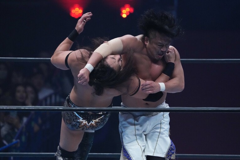 竹下幸之助にラリアットを放つ後藤洋央紀　©Essei Hara