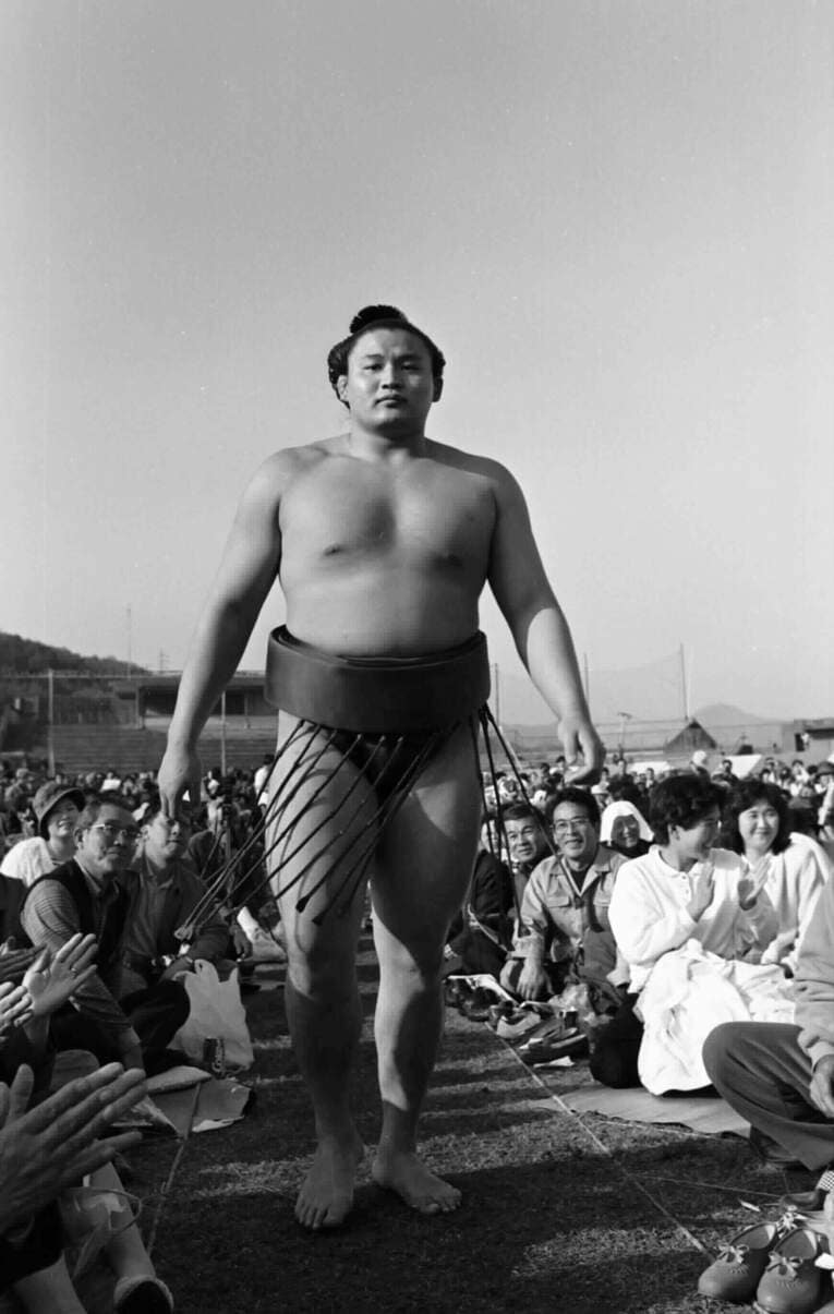 1991年、九州巡業で観客の間を歩く貴花田（のちの貴乃花）©Sports Graphic Number