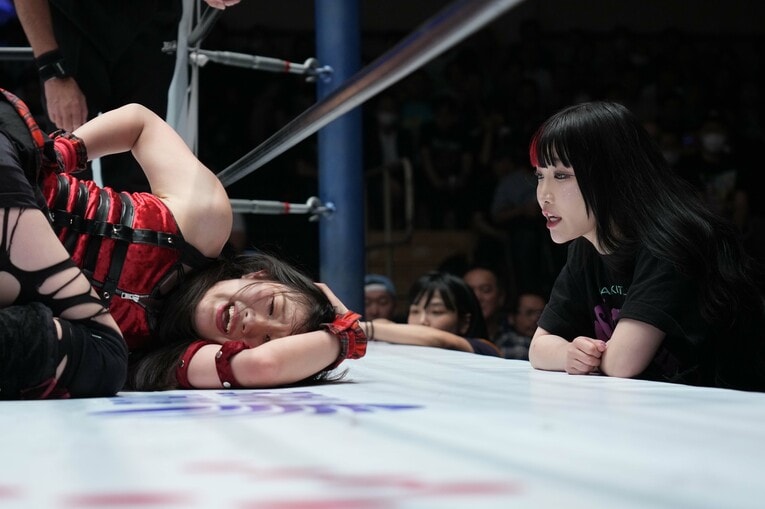 古沢稀杏のセコンドについた伊藤麻希。4月11日、後楽園ホール 　©Essei Hara