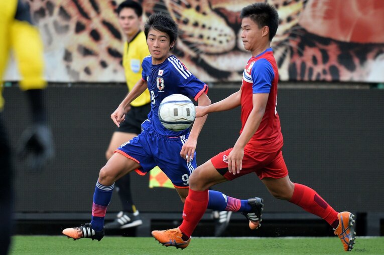 U-15日本代表としてプレーする2015年の中村敬斗（当時14歳）　©Getty Images