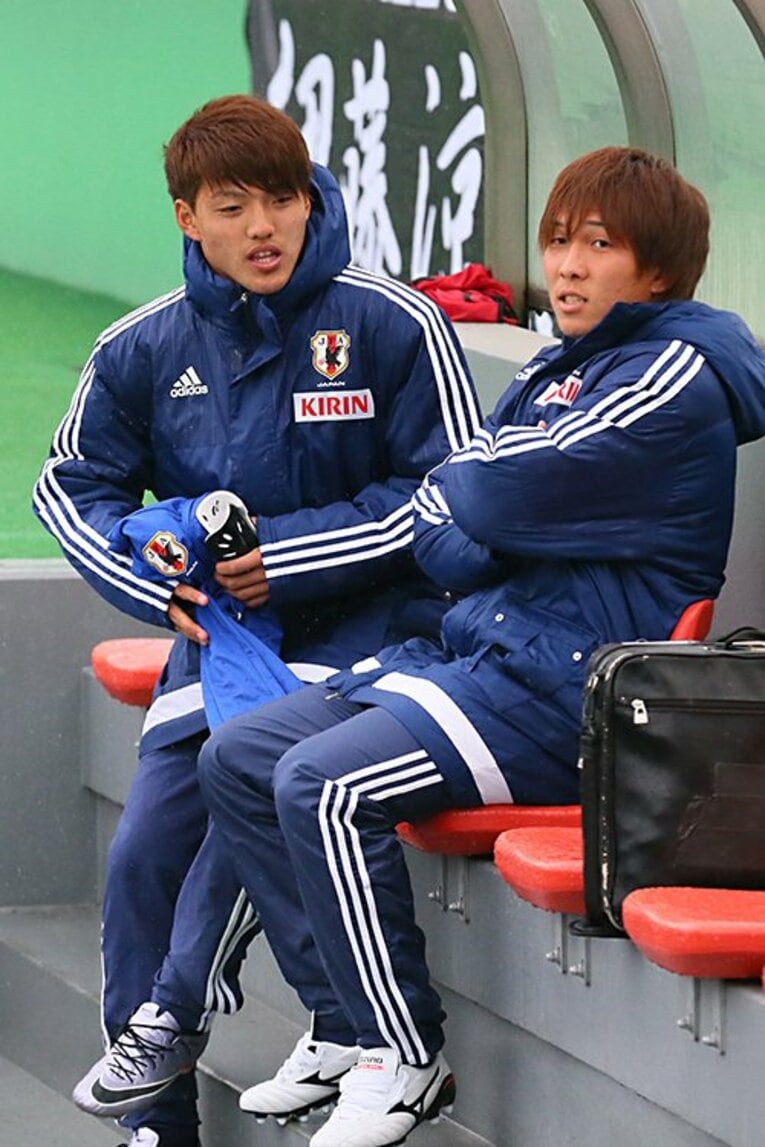 2016年U-19日本代表の国内トレーニングキャンプに参加した邦本宜裕（右）。堂安律ら日の丸を背負って戦う同世代の活躍は刺激になったという　©︎YUTAKA/AFLO SPORT