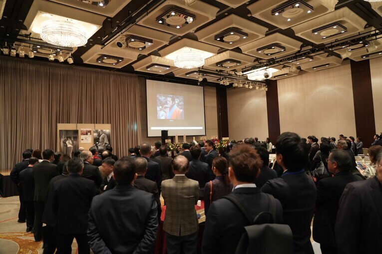 約350人が集まった京王プラザホテルの会場　©Essei Hara