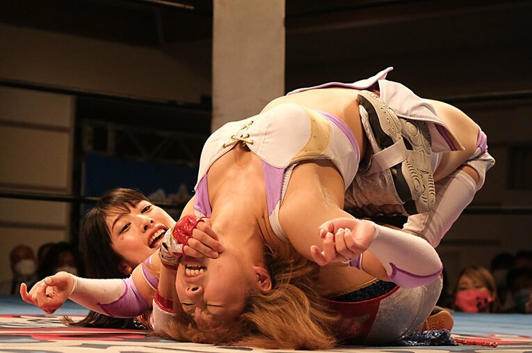女優の向後桃（下）やプロレス教室からデビューの石川奈青など、近年多くの若手女子レスラーが誕生している ／ photograph by Norihiro Hashimoto