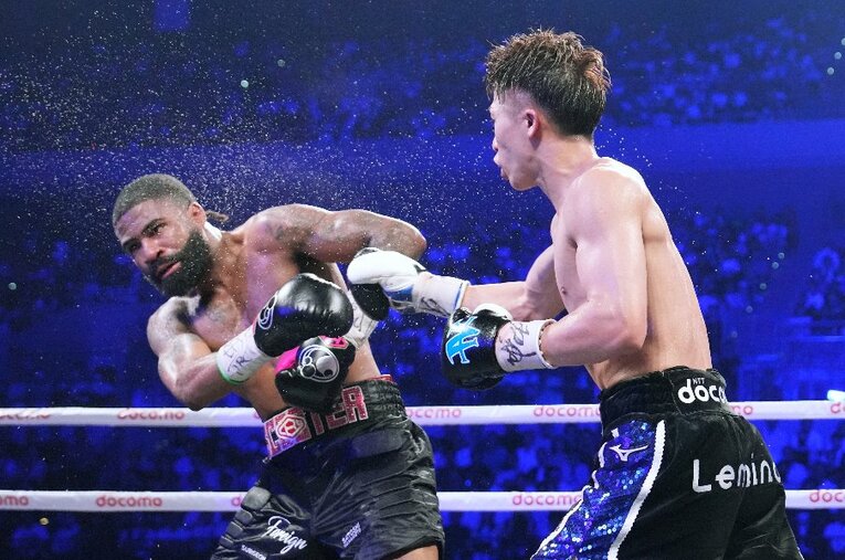 井上尚弥の強烈な右ストレートを浴びてよろめくスティーブン・フルトン。“怪物と最も拳を交えた男”黒田雅之が語る井上のパンチの凄まじさとは ／ photograph by Naoki Fukuda