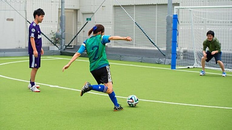 クリニックの最後にはシュート練習も。ランナーたちはさすがの運動神経で、ボールを枠に飛ばします。