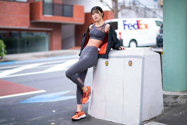 「ジョジョ立ち写真」に19万いいね…とももともも25歳に聞く撮影のウラ側「コスプレにも肉体美が求められている」《特別グラビア》(37)