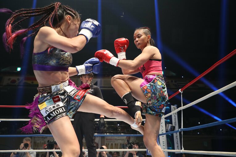 奥脚へのローキックは、松谷が試合前から狙っていた攻撃だった　©Takao Masaki