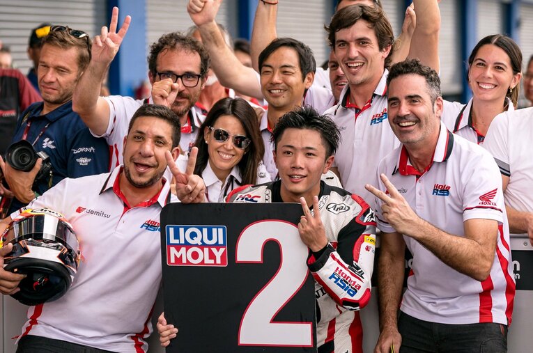 Moto3で初めての2位表彰台を喜ぶ古里太陽とチームアジアのスタッフたち。青山博一監督も会心の笑顔だ ／ photograph by Satoshi Endo