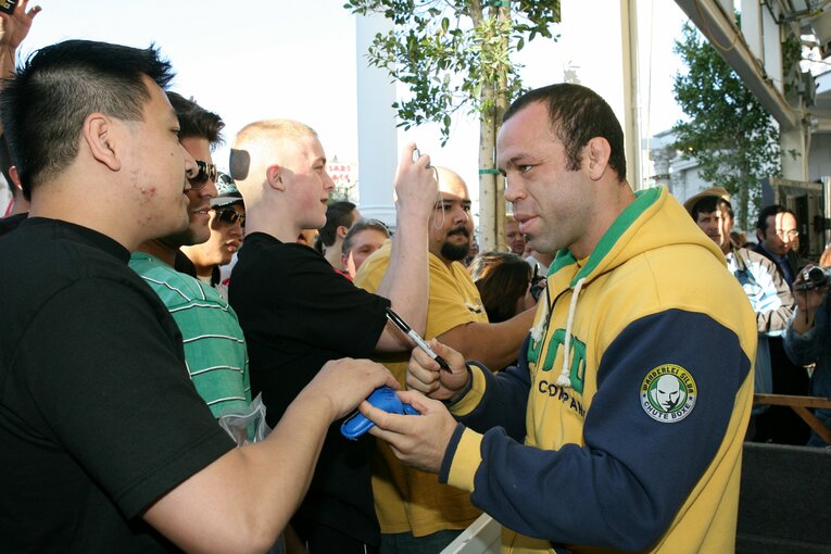 快くサインに応じるシウバ　©Susumu Nagao