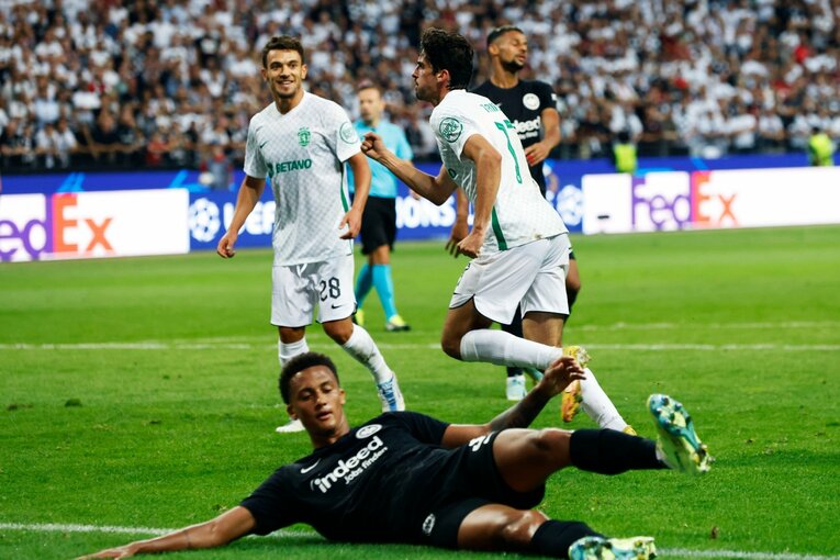 「“鎌田大地と守田英正が一緒に写った1枚”を狙いたいけど…」「長谷部誠はすでにコーチのように」CL日本人対決と“美しい夕焼け”撮影ウラ話(63)