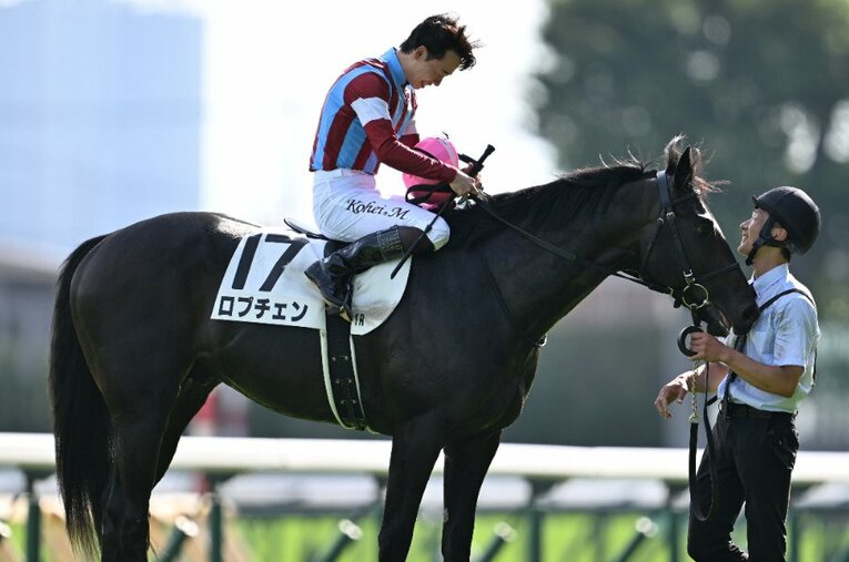 見事ダービージョッキーとなった松山弘平（36歳）。二冠馬ロブチェンの馬上で感極まる ／ photograph by Keiji Ishikawa