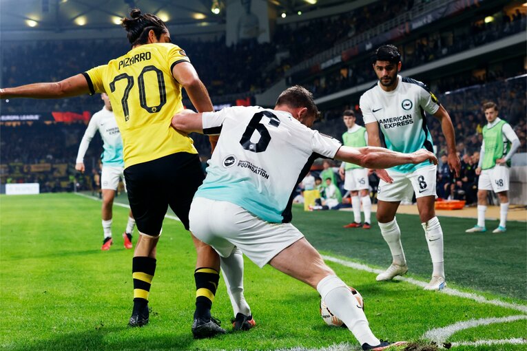 ミルナーが見せた必死のボールキープ　©Daisuke Nakashima