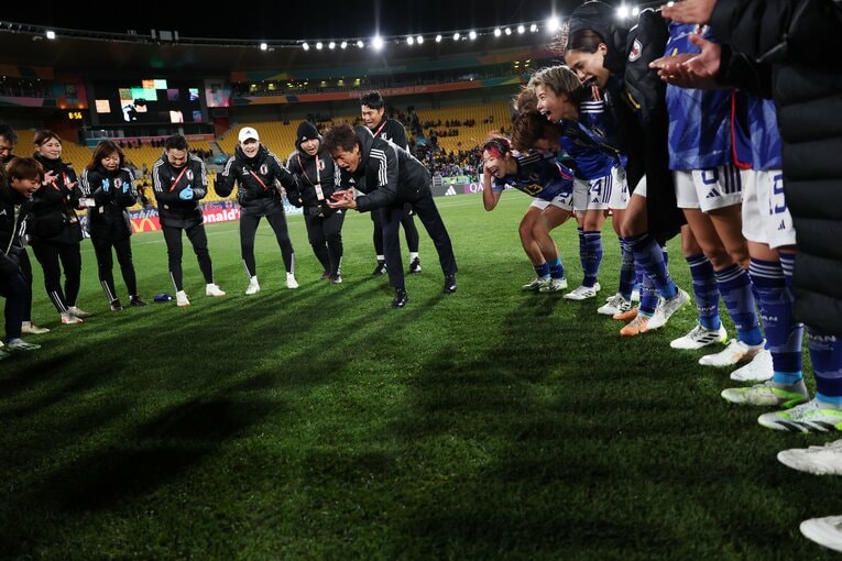 池田監督となでしこジャパンの試合後円陣　©Getty Images