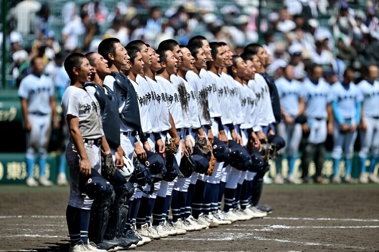 左の末吉良丞と右の新垣有絃の「二枚看板」を擁して決勝まで勝ち進んだ沖縄尚学。興南以来15年ぶりとなる沖縄県勢の頂点なるか　©Hideki Sugiyama