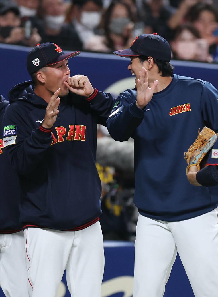見つめ合って大爆笑する大谷とヌートバー　©日刊スポーツ／アフロ