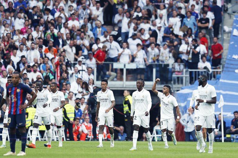 バルサの「タレント頼みで大雑把な攻撃＋脆いDFライン」危機的な不甲斐なさ… “盤石マドリーと明暗くっきりクラシコ”を撮った(33)