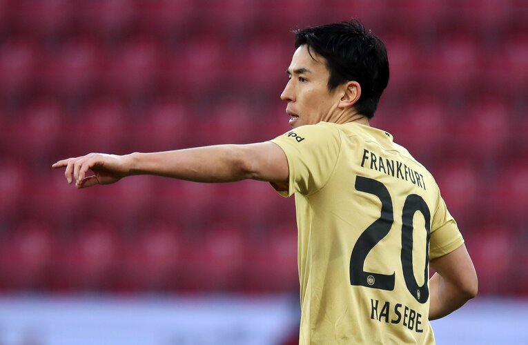 冷静にピッチ全体を見回し、味方にも指示を送る(c)Getty Images