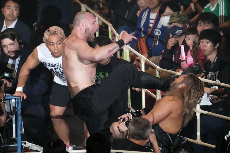 EVILの顔面にキックを見舞うジョン・モクスリー　©Essei Hara