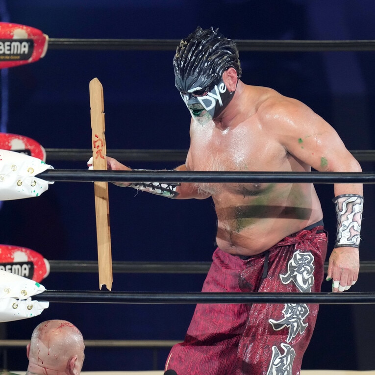 卒塔婆に血文字で「完」と記したムタ