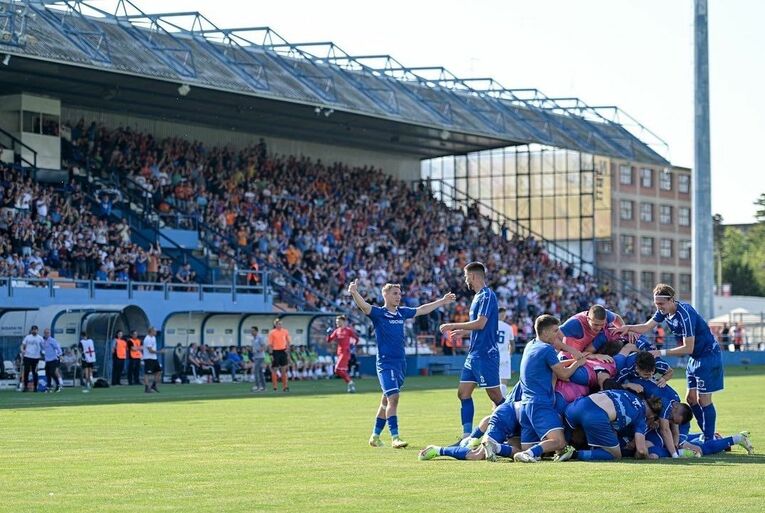 1部昇格に導くゴールを決めた浦田樹に飛びかかるチームメイトたち　©Siniša Sović / NK Varaždin