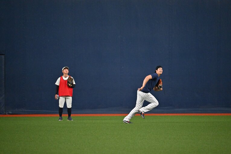打撃練習中に外野を守る大谷　©Hideki Sugiyama