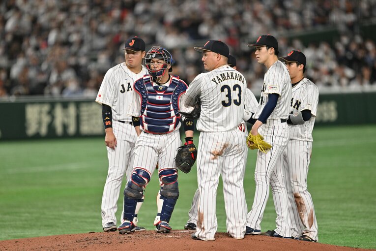 心配そうに見守る日本の選手たち　©Naoya Sanuki