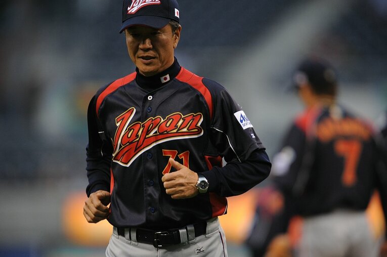 ダルビッシュにマウンドを託してベンチに戻る山田久志コーチ　　©︎Naoya Sanuki