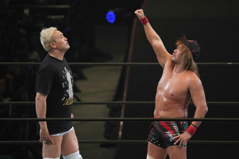 IWGP世界ヘビー級王座を防衛した内藤哲也はオカダ・カズチカをリングに招き入れた　©Essei Hara