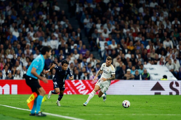 クロースを置き去りにする久保（全3枚中の3枚目）　©Daisuke Nakashima