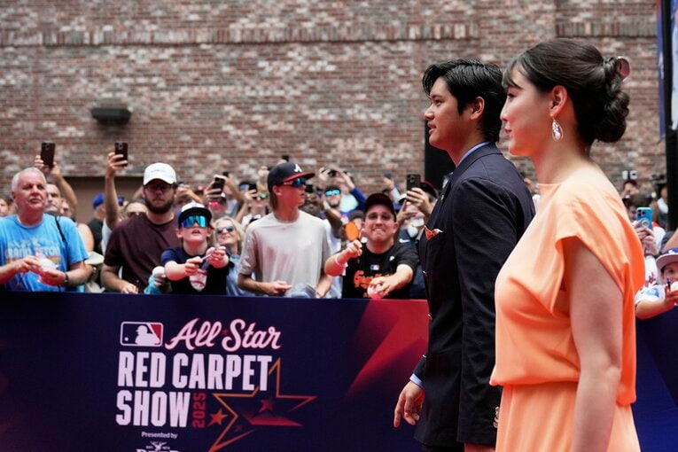 【“テレビに映らない”翔平＆真美子さんの球宴レッドカーペット／全10枚超】仲良しの2人…手つなぎ、見つめあい姿など写真はまだまだ続きます　©AP/AFLO