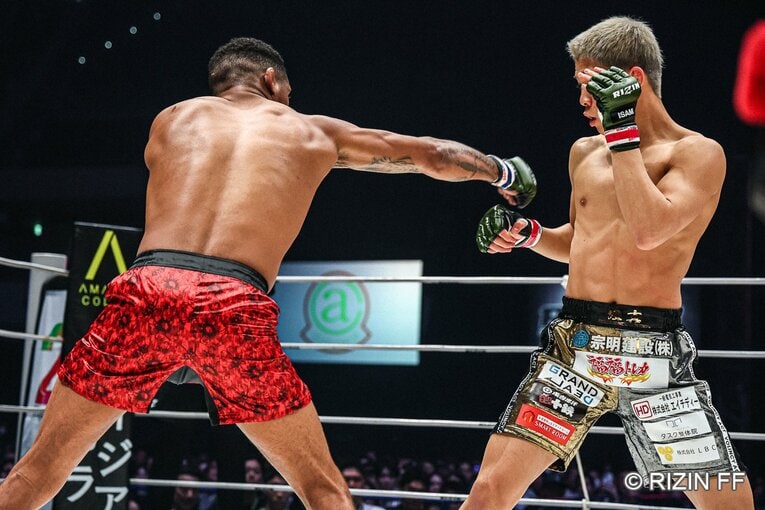 秋元強真vs.パッチー・ミックス　©RIZIN FF