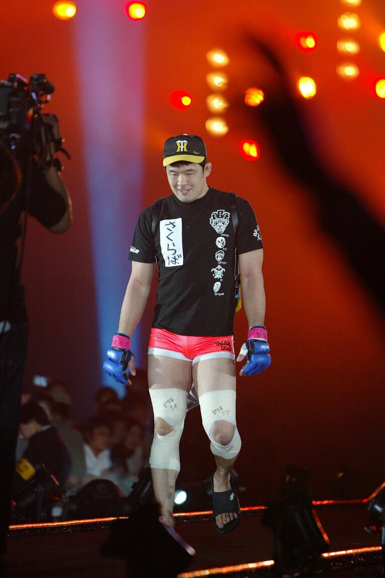 阪神の野球帽を被った小学生のコスプレで入場する桜庭