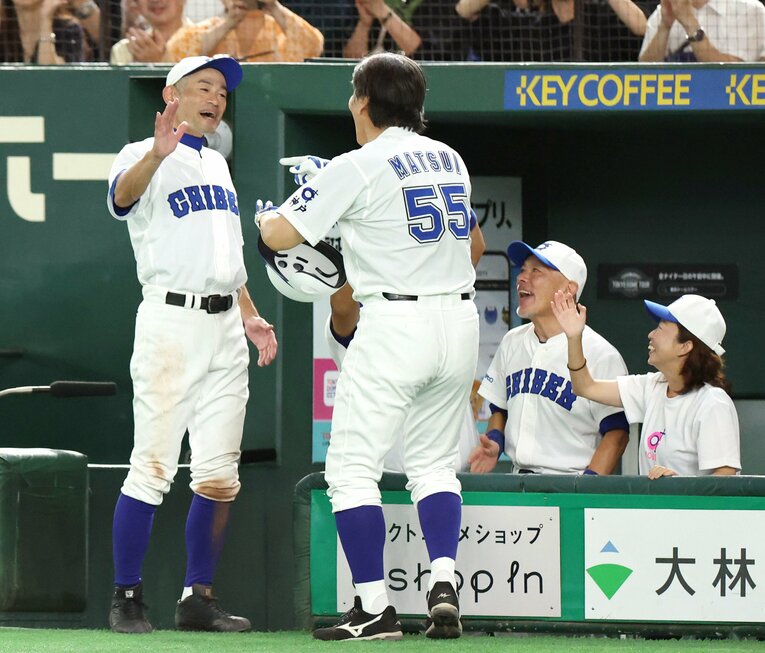 ホームランを放った松井を迎えるイチロー　©JIJI PRESS