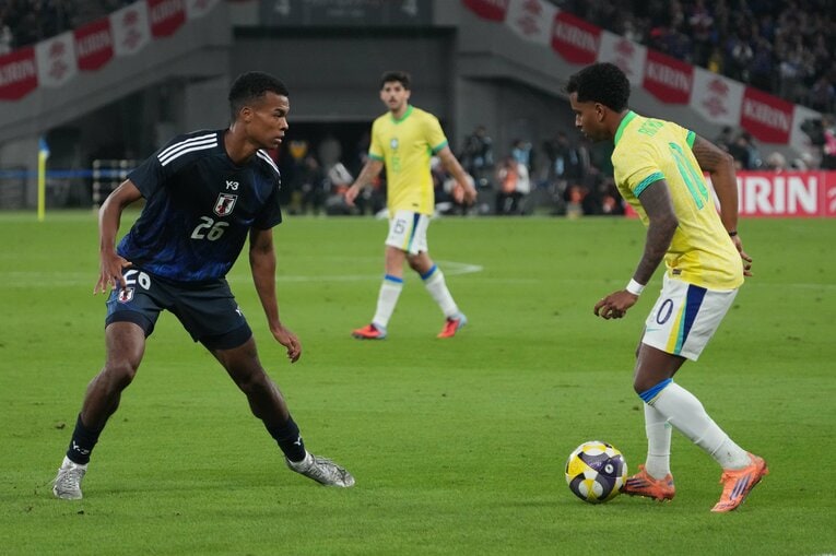 ブラジルの10番ロドリゴと対峙する望月ヘンリー　©️Getty Images