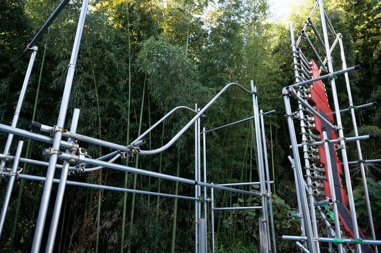 父と2人で山本がゼロから作った「ニンジャの要塞」　©Tadashi Hosoda