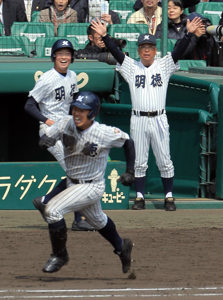 2018年の選抜高校野球でも、サヨナラ3点本塁打にバンザイで喜んでいた馬淵史郎監督　©JIJI PRESS