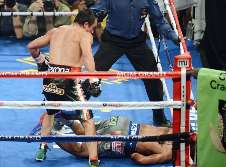 徐々に持ち直したパッキャオだが、6回終了間際に衝撃的なKO負けを喫した