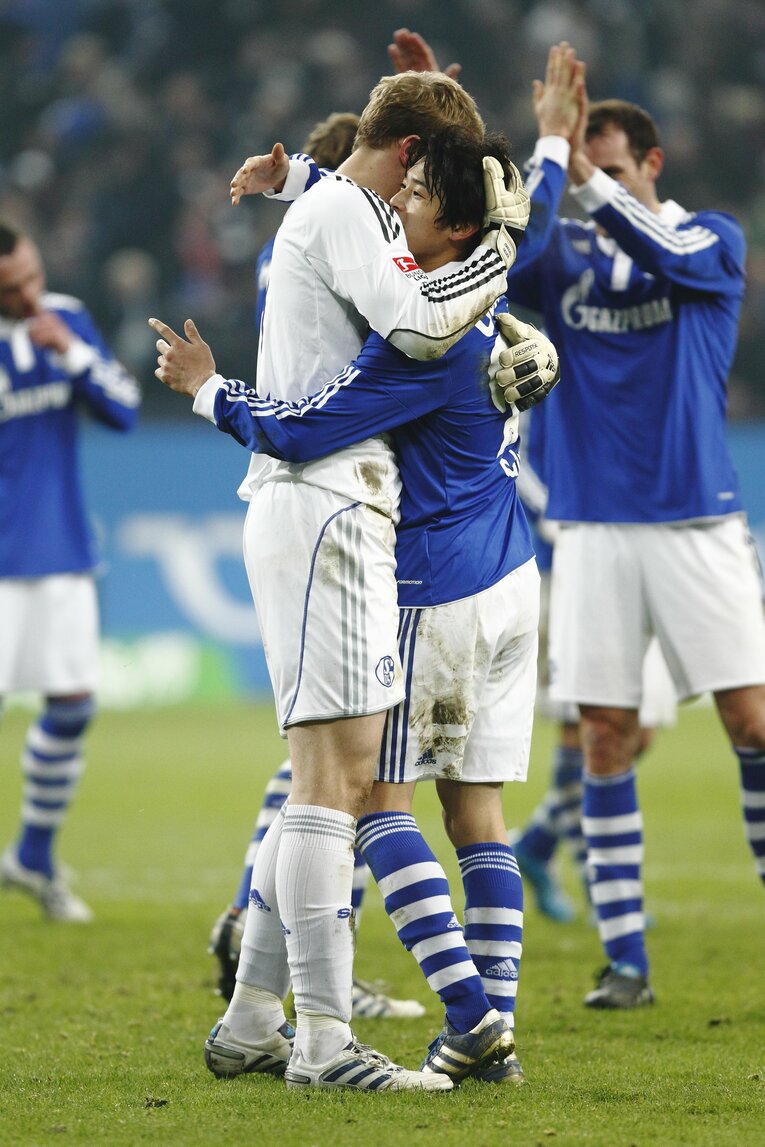 【篤人とシンジの“SNSが知らない友情”とレア写真／全30枚超】シャルケ時代の内田篤人。ノイアーからの熱いハグ　©Tamon Matsuzono