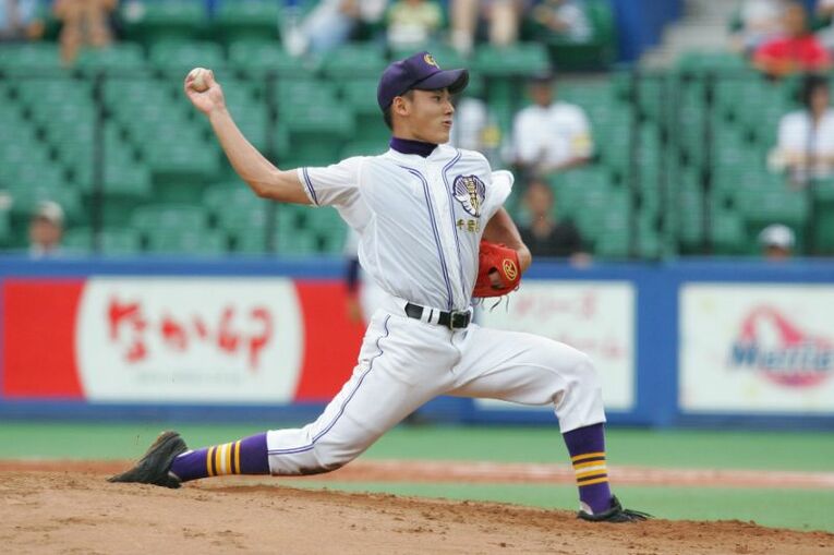 千葉経済大学附属高校時代、最後の一年は投手に転向。エースとしてチームを引っ張った（2007年） ／ photograph by AFLO