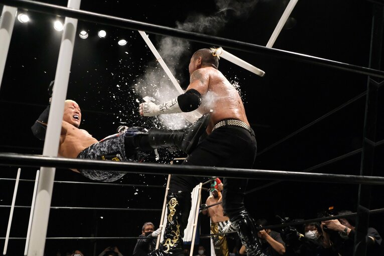 ガラスが刺さり大流血で「ニヤリ」今年47歳の“不適切おじさん”葛西純がデスマッチで伝えたいこと 「お前ら、これを知らずに人生終わるのか？」(13)