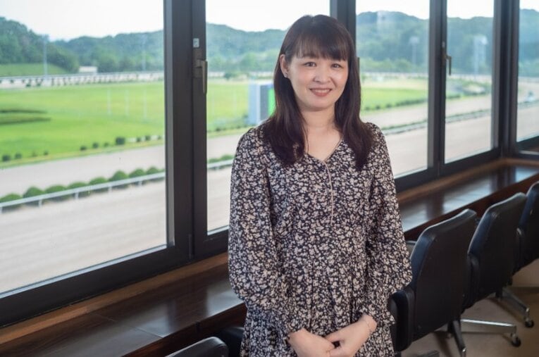 約20年間、競馬とは距離を置き一般企業に務めてきたが、今年7月から競馬新聞「馬物語」で予想家としてデビュー。異例の転身の裏には過去の経験から抱いた思いがあった ／ photograph by Takuya Sugiyama