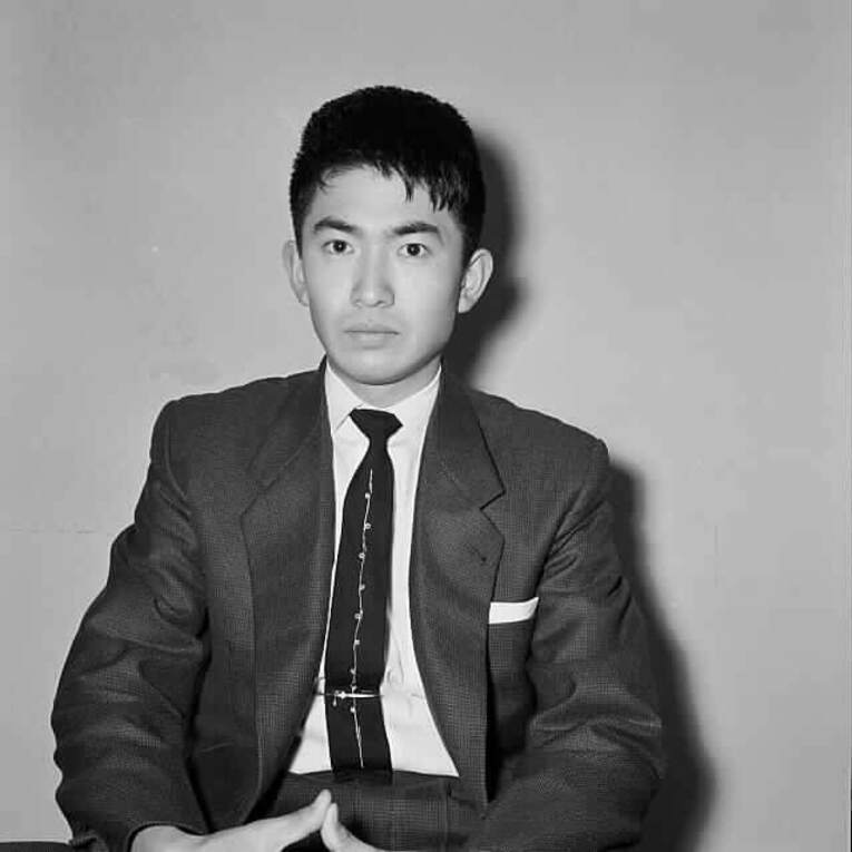 1956年2月、芥川賞授賞式当日（当時23歳）　©BUNGEISHUNJU