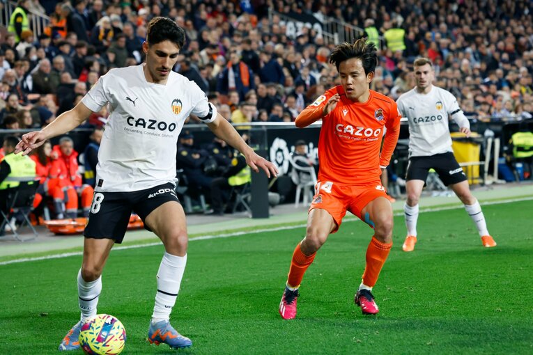 〈久保建英ソシエダ月間MVP〉敵地で憎まれるのは名が知れた証拠だが…「クボへの徹底マーク」と“1枚も撮れなかったシーン”とは(49)