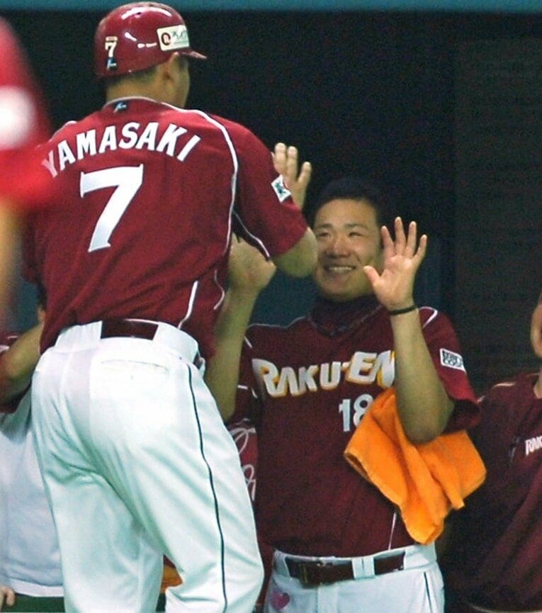 2007年、本塁打を放った山崎を迎える田中　©JIJI PRESS