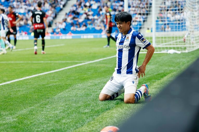 「至る所に14番ユニの子供」久保建英が“バスクで愛される日常”を激写「甥っ子がタケクボって応援してるんだ」醸造所レストランオーナーのこぼれ話(13)