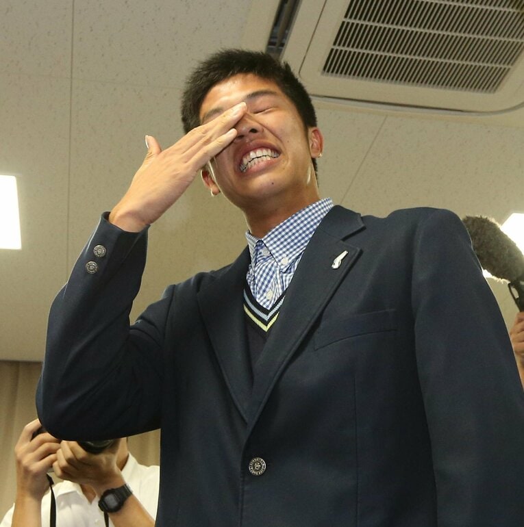 須磨翔風高時代の才木浩人。写真は2016年のドラフト会議の日。阪神から3位指名され、涙を流す　©Sankei Shimbun